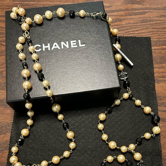 **SOLD**
NWT Vintage CHANEL Faux Pearl and CC Logo Necklace - Picture 2 of 7